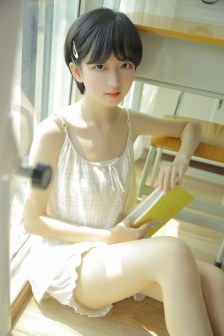 伸进去摸老妇的毛